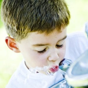 ילדים שותים מים מטוהרים