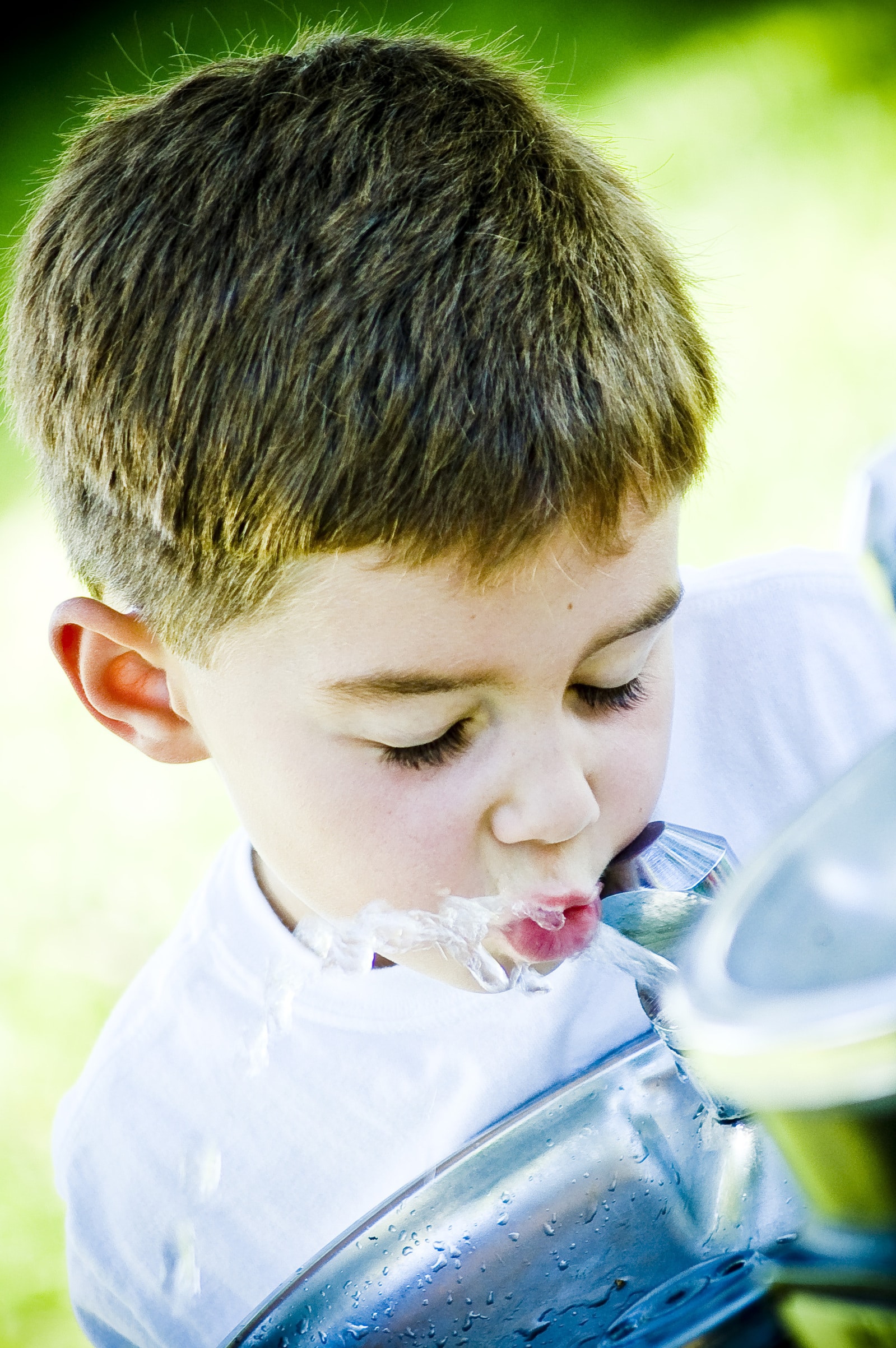 ילדים שותים מים מטוהרים