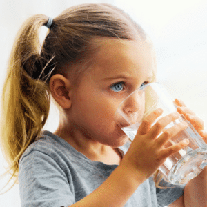 לעודד ילדים לשתות יותר מים ופחות משקאות ממותקים