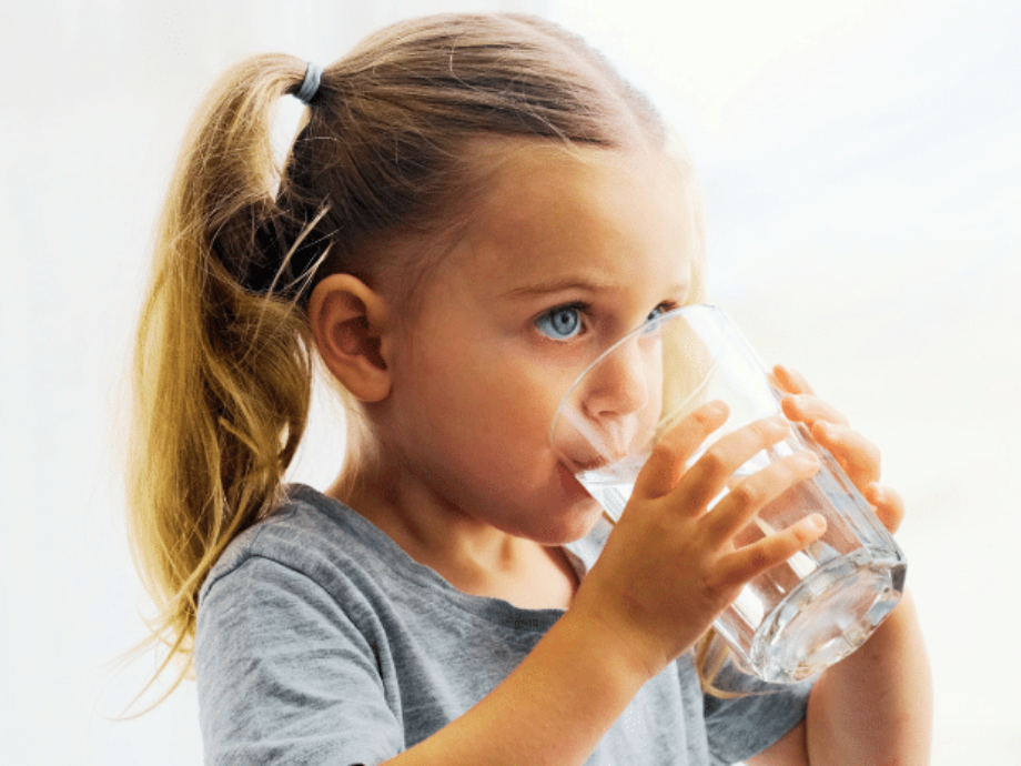 לעודד ילדים לשתות יותר מים ופחות משקאות ממותקים