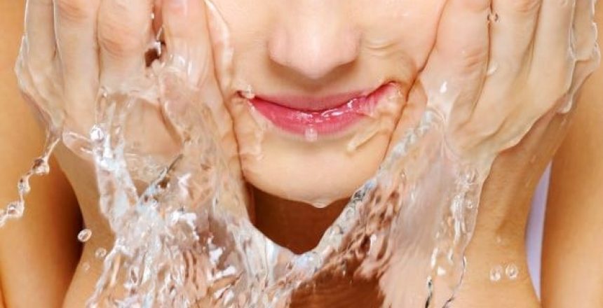 לשמור על עור פנים לח בעזרת מים מטוהרים
